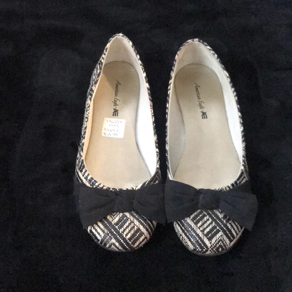 Never worn, American Eagle size 7 flats with Bow